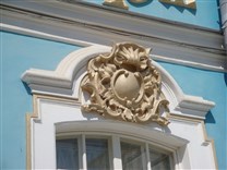 Достопримечательности Санкт-Петербурга. Большой Екатерининский дворец. Барельеф над окном