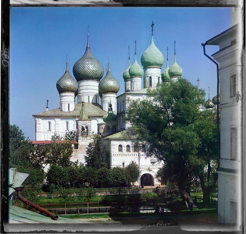 Ростов Великий. Церковь Воскресения и Успенский собор. Вид со стены. 1911 год.