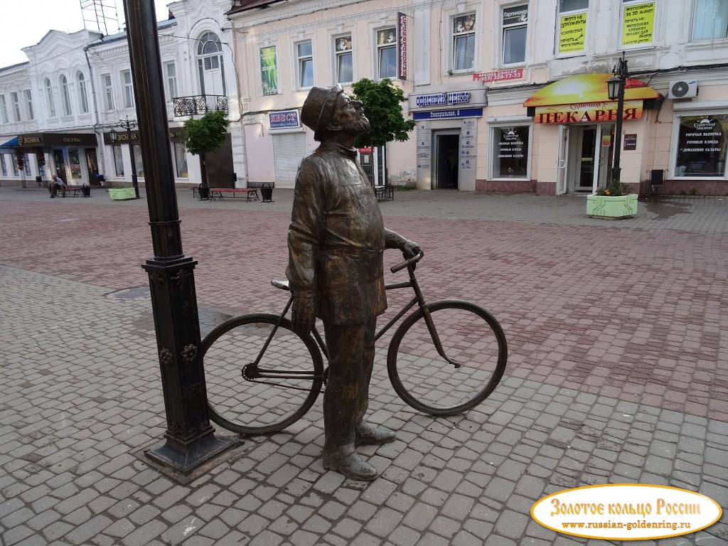 Памятник К.Э. Циолковскому на Театральной улице. Калуга