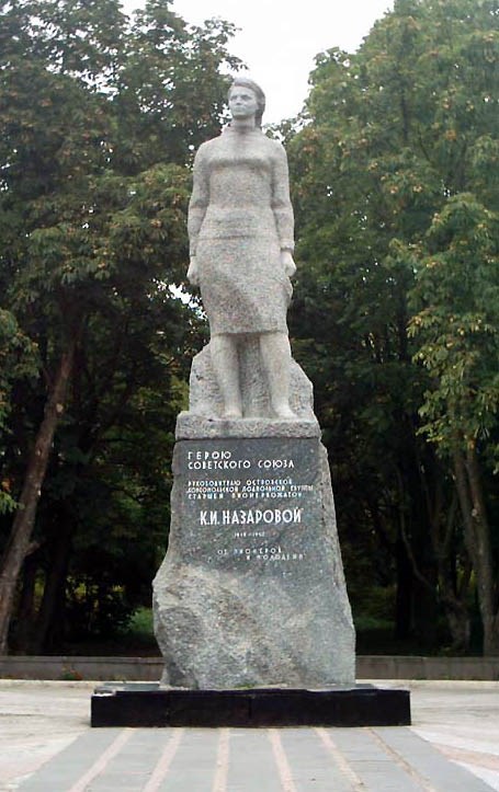 Памятник Клавдии Ивановне Назаровой. Остров