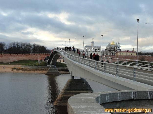 Достопримечательности Великого Новгорода. Пешеходный мост через Волхов (Горбатый мост)