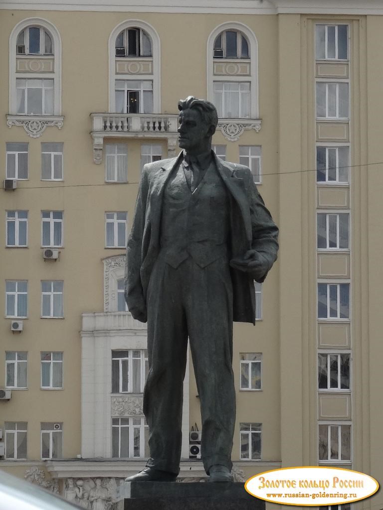 Памятник Маяковскому. Москва