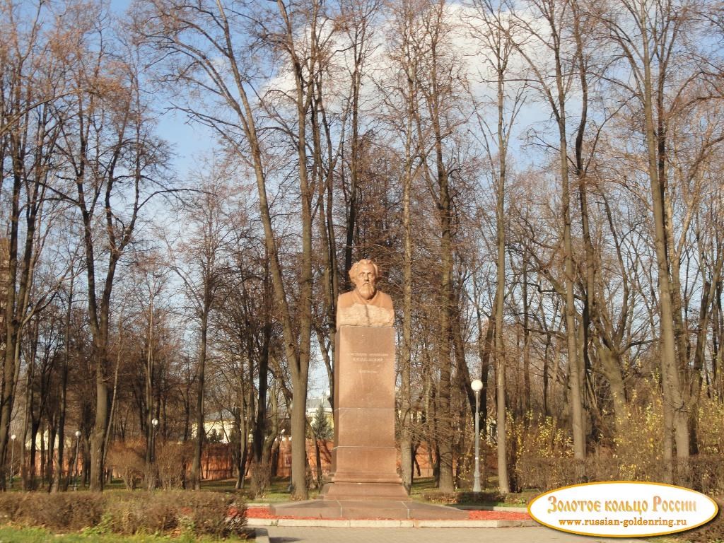 Памятник Циолковскому в Петровском парке. Москва