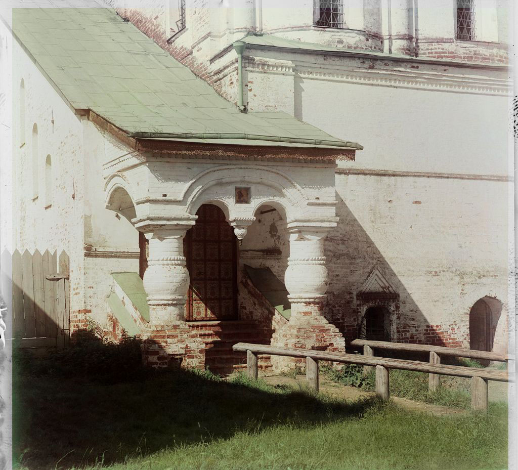 Ростов Великий. Вход в церковь Иоанна Богослова в Кремле. 1911 год.