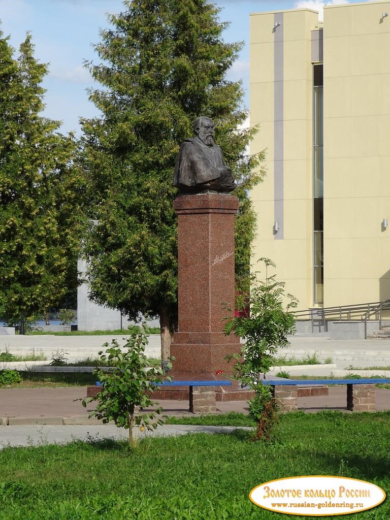 Памятник А.Н. Островскому. Кинешма