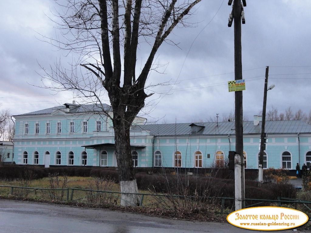 Железнодорожный вокзал. Остров