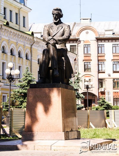 Памятник Н. А. Добролюбову. Нижний Новгород