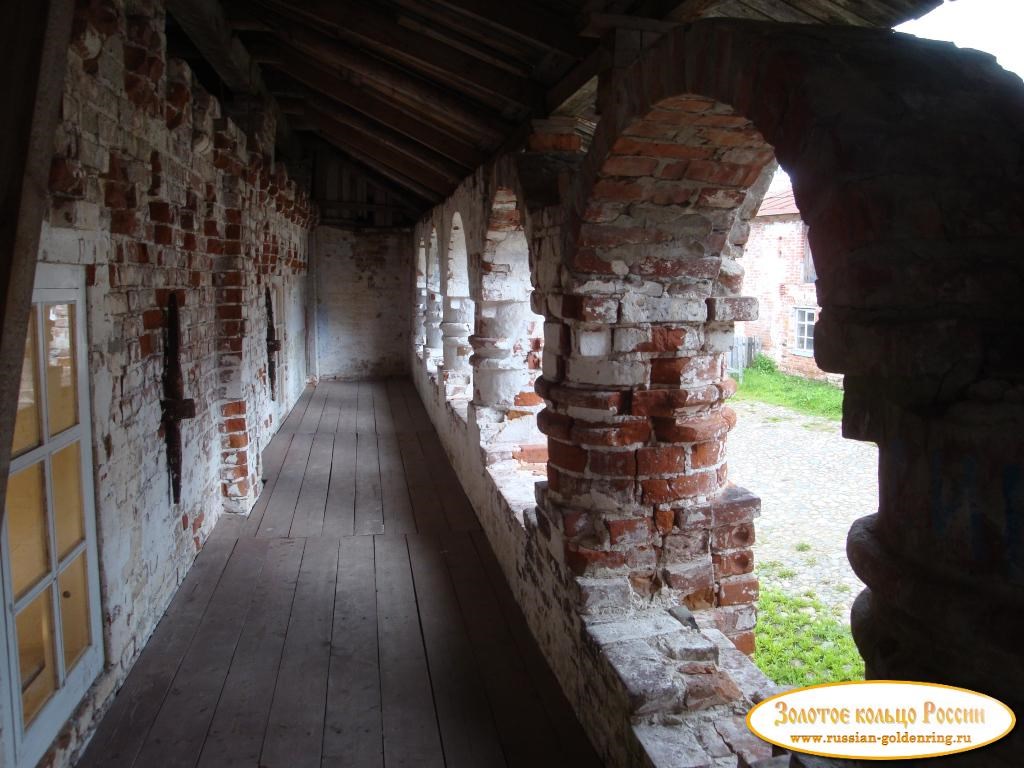 Соловецкий монастырь. Переход в здании мельницы